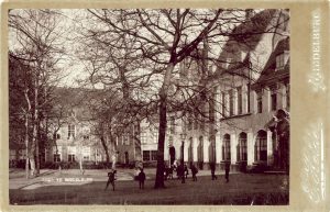 Het Notarishuis in de hoek van het Abdijplein rond 1885/1890. Foto Zeeuws Archief, ZI-II-2601-01.