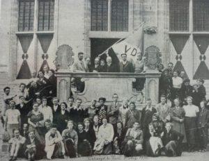 Bijeenkomst van de Vrijzinnig Democraten in Veere op 6-8-1936. Georges Spalter staat helemaal links achteraan. Collectie J.A. Spalter.