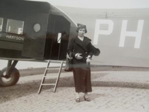 Laura Labzowski-Heuman op vliegveld Waalhaven 1936. Collectie mevr. C.S. Zilverberg-Labzowski.