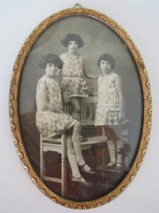De drie zusjes Labzowski. Collectie mevr. C.S. Zilverberg-Labzowski.