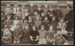 De klas van Betsy circa 1927. Betsy is het meisje rechts van het midden met het matrozenkraagje. Joods Historisch Museum F009650.