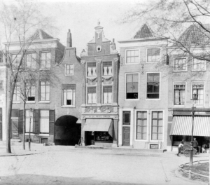 Havenpark rond 1920. Rechts de winkel van Labzowski. Foto Beeldbank Zierikzee.