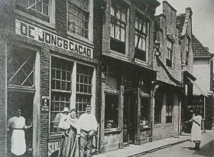 De Maarstraat in 1900. De slagerij is het laatste pand achteraan op de hoek. 